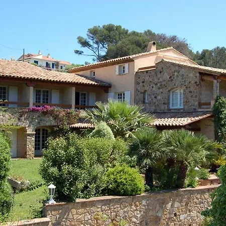 L' Escapade & Restaurant Hotel
