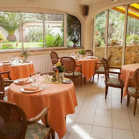 L' Escapade & Restaurant Hotel